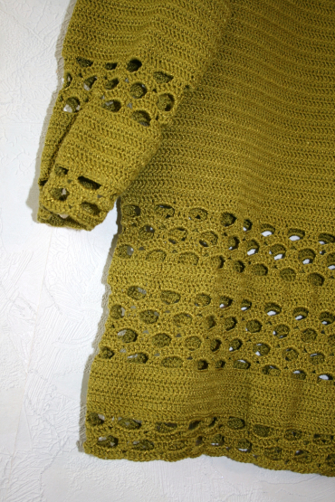 Háčkovaný pulovr s ažurovým vzorem